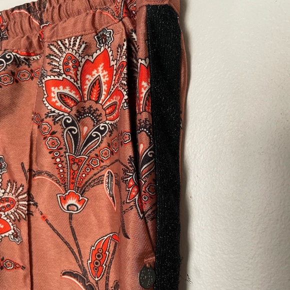 MAISON SCOTCH - SCOTCH & SODA FLORAL AND  CONTRAST PANEL PRINTED PANTS - Picture 10 of 14